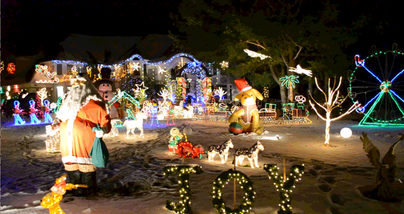 16 Beauclaire Lane Holiday Display